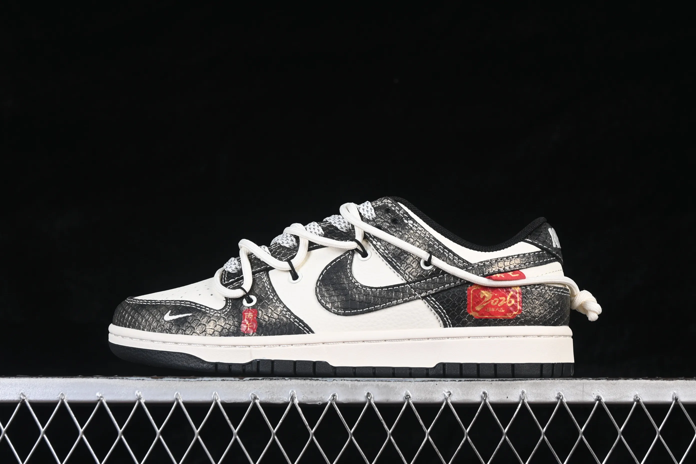 All categories Nk SB Dunk Series Nk SB Dunk Low High-end customized low-top sneakers Nike SB Dunk Low Exclusive for the Year of the Horse Distressed denim surface High-end customized low-top casual sneakers YX5066-C10